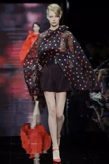 Armani Privé apuesta por el rojo, el blanco y el negro para la alta costura de otoño