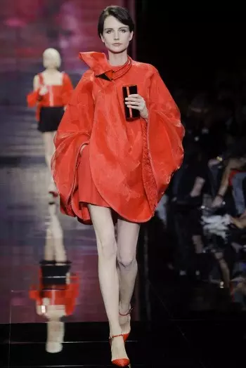 Bei Armani Privé dreht sich alles um Rot, Weiß und Schwarz für die Herbst-Couture