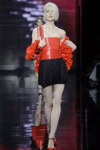 Armani Privé apuesta por el rojo, el blanco y el negro para la alta costura de otoño