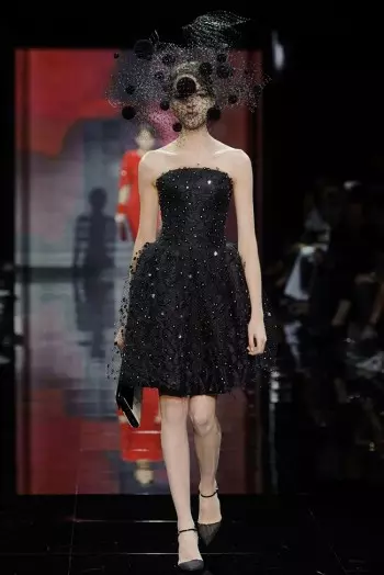 Armani Privé Fall Couture සඳහා රතු, සුදු සහ කළු යන සියල්ල සාදයි