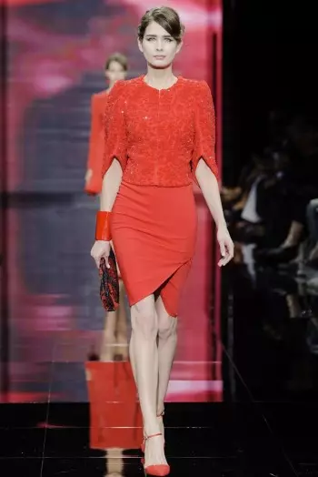 Bei Armani Privé dreht sich alles um Rot, Weiß und Schwarz für die Herbst-Couture