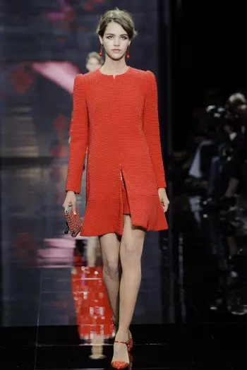 Bei Armani Privé dreht sich alles um Rot, Weiß und Schwarz für die Herbst-Couture