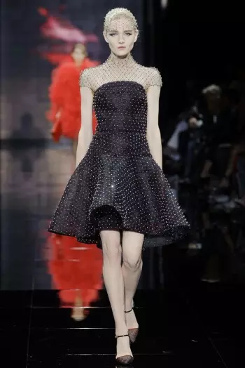 Bei Armani Privé dreht sich alles um Rot, Weiß und Schwarz für die Herbst-Couture