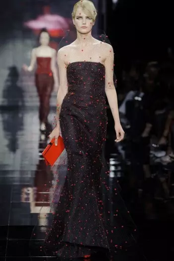 Armani Privé maakt het allemaal over rood, wit en zwart voor herfstcouture