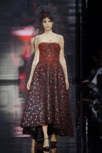 Armani Privé fa tutto rosso, bianco e nero per la moda autunnale