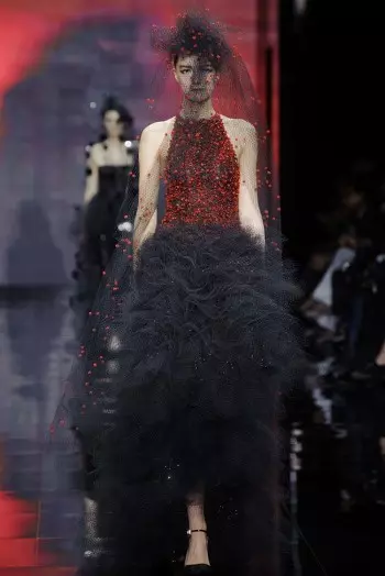 Ginagawa ng Armani Privé ang Lahat Tungkol sa Pula, Puti at Itim para sa Fall Couture