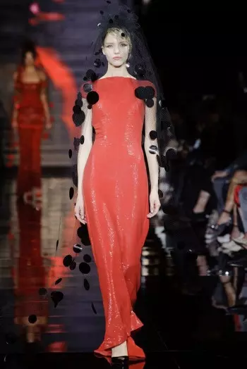 Déanann Armani Privé Faoi Dhearg, Bán agus Dubh do Fall Couture