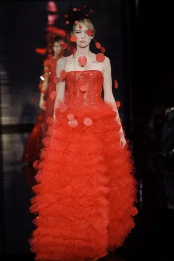 Bei Armani Privé dreht sich alles um Rot, Weiß und Schwarz für die Herbst-Couture