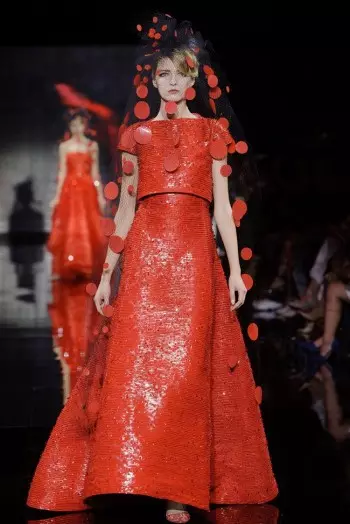 Armani Privé Amapanga Zonse Zofiira, Zoyera ndi Zakuda za Fall Couture