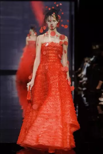 Armani Privé mise sur le rouge, le blanc et le noir pour la couture d'automne