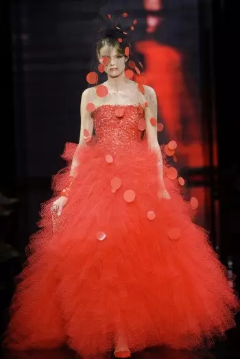 Armani Privé apuesta por el rojo, el blanco y el negro para la alta costura de otoño