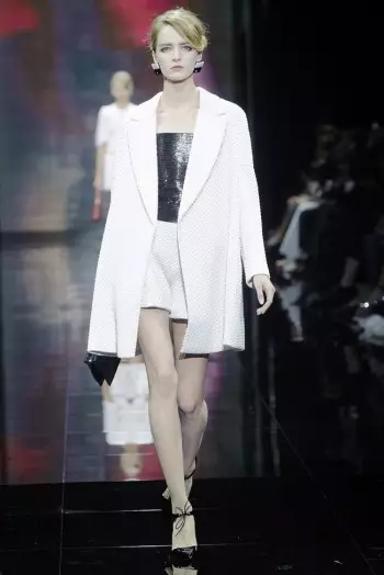 Armani Privé faz tudo sobre vermelho, branco e preto para a alta costura de outono