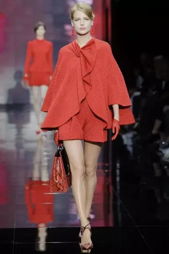 Armani Privé Membuat Semuanya Tentang Merah, Putih dan Hitam untuk Couture Musim Gugur