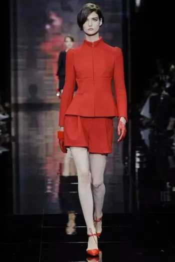 Bei Armani Privé dreht sich alles um Rot, Weiß und Schwarz für die Herbst-Couture