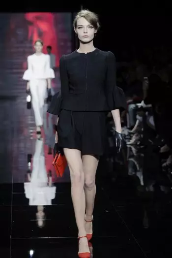 Armani Privé faz tudo sobre vermelho, branco e preto para a alta costura de outono