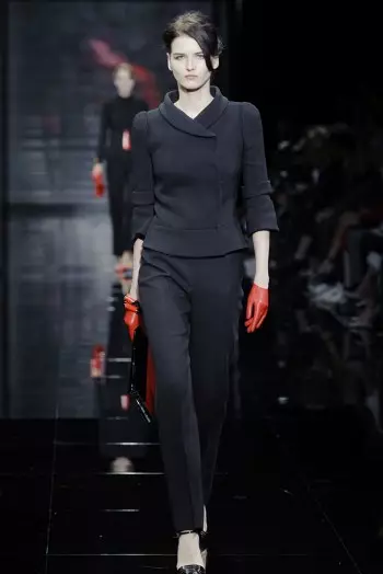 Armani Privé Membuat Semuanya Tentang Merah, Putih dan Hitam untuk Couture Musim Gugur