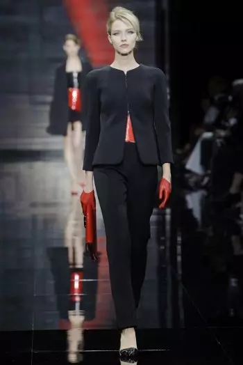 Armani Privé mise sur le rouge, le blanc et le noir pour la couture d'automne