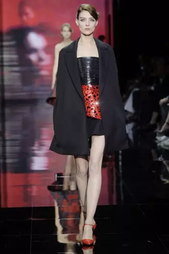 Armani Privé fa tutto rosso, bianco e nero per la moda autunnale