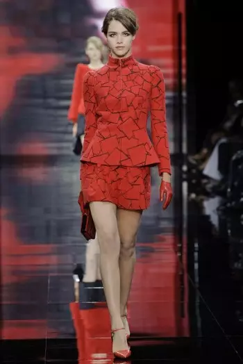 Armani Privé apuesta por el rojo, el blanco y el negro para la alta costura de otoño