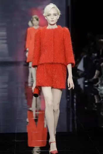 Armani Privé apuesta por el rojo, el blanco y el negro para la alta costura de otoño