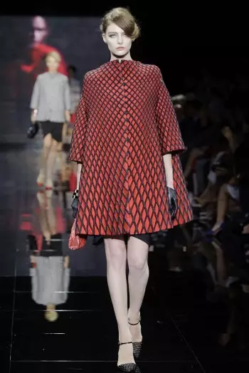 Bei Armani Privé dreht sich alles um Rot, Weiß und Schwarz für die Herbst-Couture