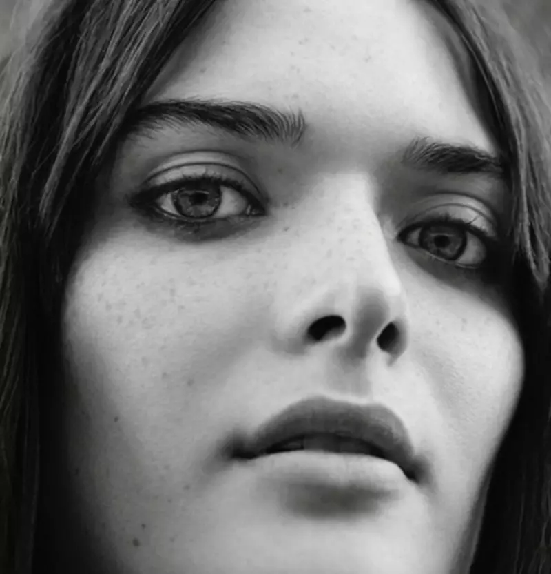 Sam Rollinson 为 Yelena Yemchuk 穿秋季风格在 T 杂志中国