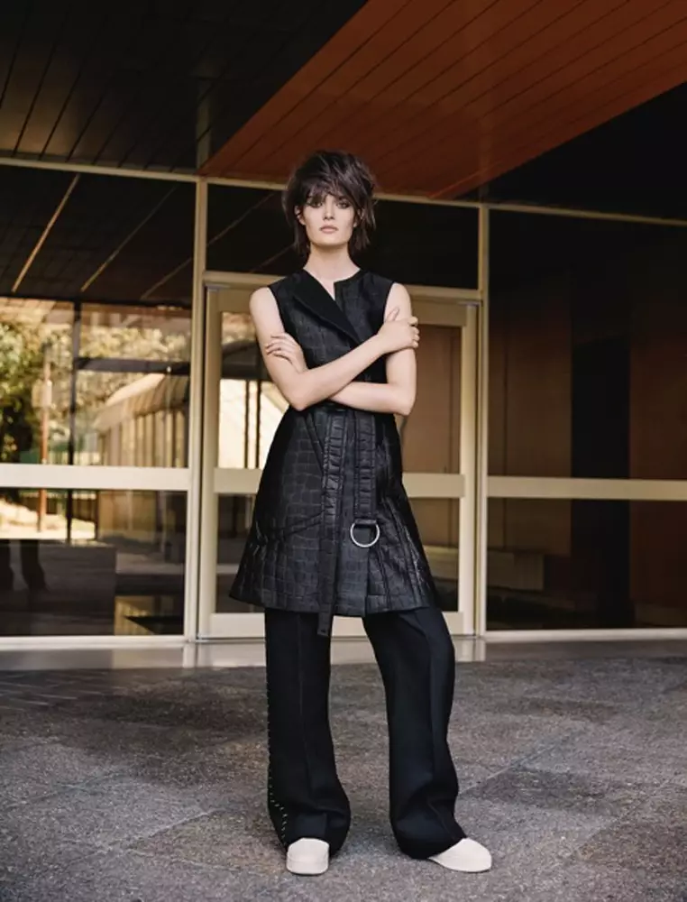 Sam Rollinson La'ei Siili Pa'u mo Yelena Yemchuk i le T Magazine Saina