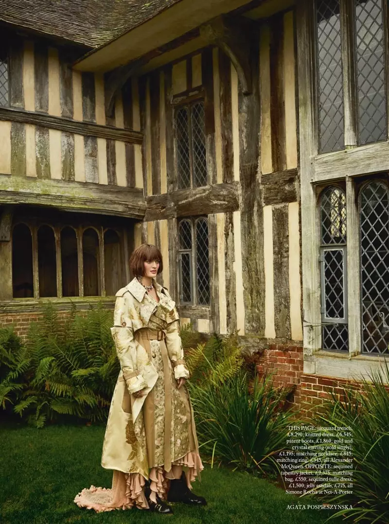 Sam Rollinson โพสท่าในชุดปาร์ตี้ Garden Party ให้กับ Harper's Bazaar UK