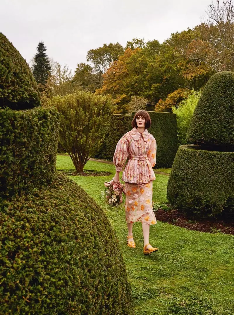 Sam Rollinson poseert in tuinfeestjurken voor Harper's Bazaar UK