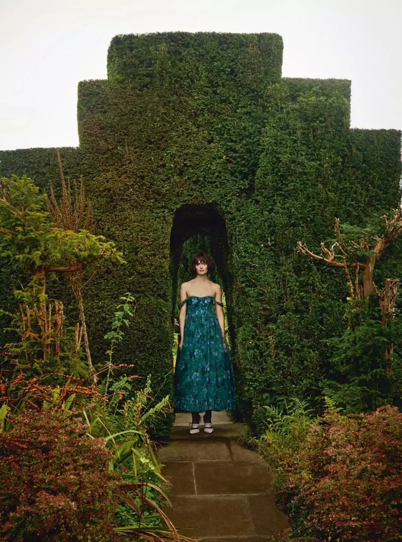 Sam Rollinson posa amb vestits de festa al jardí per a Harper's Bazaar UK