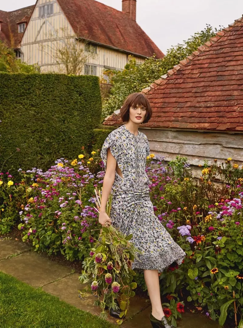 Sam Rollinson Berpose dalam Gaun Pesta Taman untuk Harper's Bazaar UK