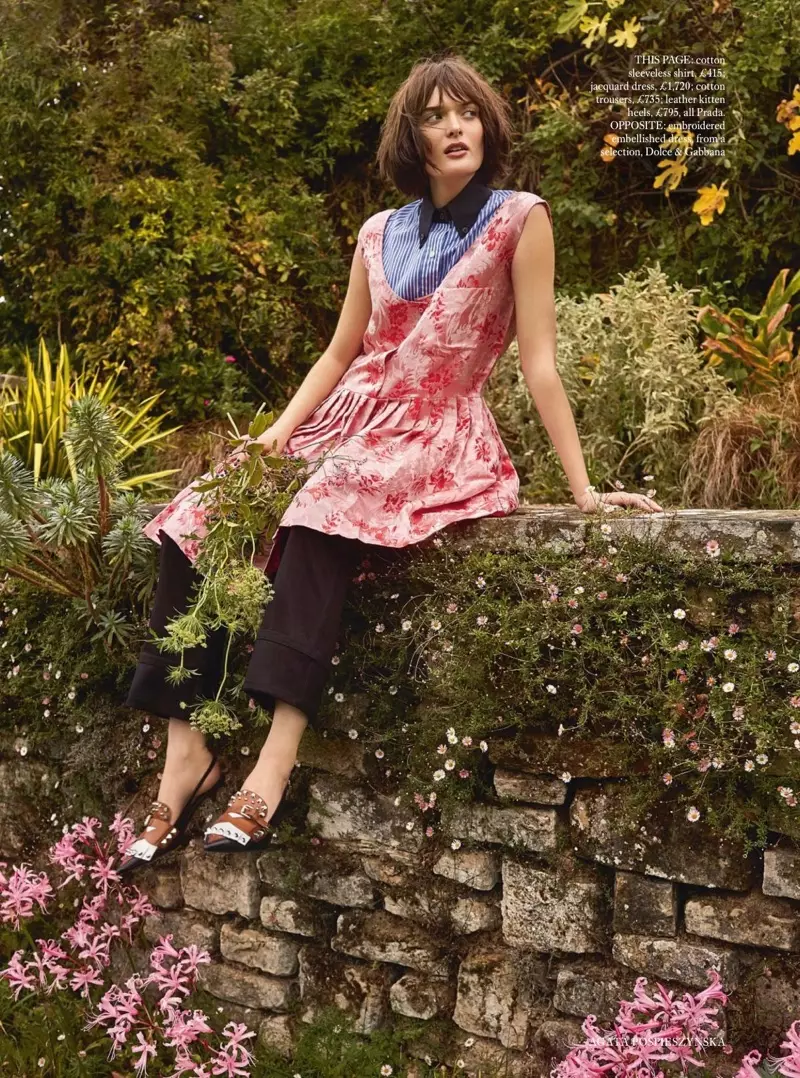 Sam Rollinson posa amb vestits de festa al jardí per a Harper's Bazaar UK