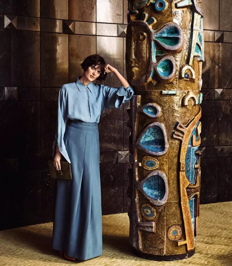 山姆·罗林森 (Sam Rollinson) 在德国时尚芭莎 (Harper's Bazaar) 穿着秋季时装