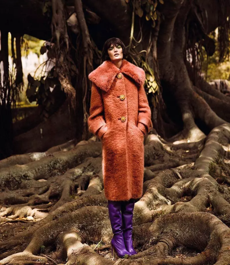 Sam Rollinson သည် ဂျာမနီနိုင်ငံ Harper's Bazaar တွင် Fall Fashions ၀တ်ဆင်ခဲ့သည်။