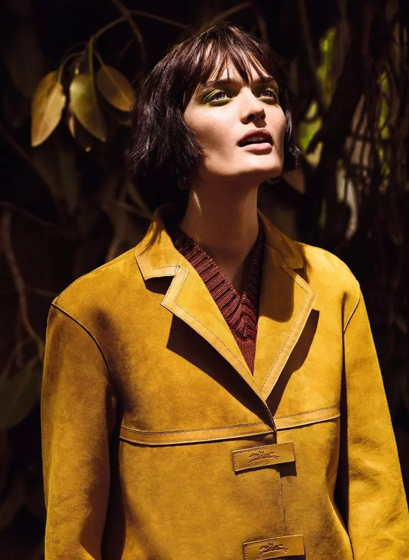 山姆·羅林森 (Sam Rollinson) 在德國時尚芭莎 (Harper's Bazaar) 穿著秋季時裝