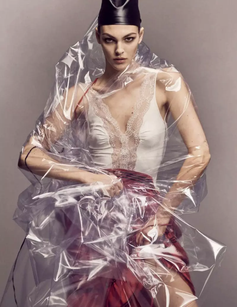 Vittoria Ceretti Channels Show Girl Glamour fir Vogue Däitschland