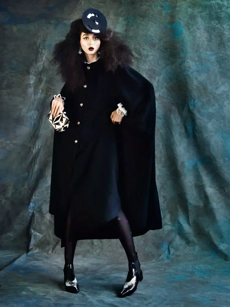 Evelina Mambetova แต่งตัวเหมือนราชวงศ์ใน Tatler ฮ่องกง กันยายน 2012, Lensed โดย Nikolay Biryukov