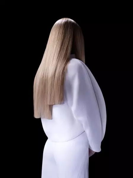 Mugler's Resort 2013 مجموعہ مستقبل کی اپیل سے متاثر جاپانی ہے۔