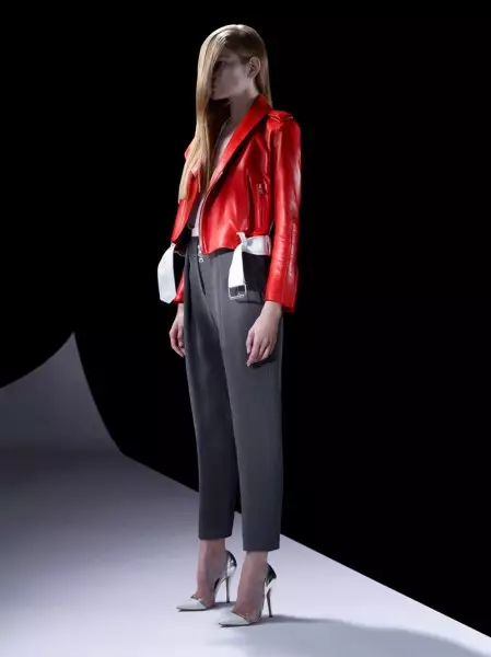 Mugler's Resort 2013 مجموعہ مستقبل کی اپیل سے متاثر جاپانی ہے۔