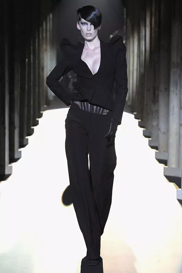 Thierry Mugler Fall 2011 | ပဲရစ်ဖက်ရှင်ရက်သတ္တပတ်