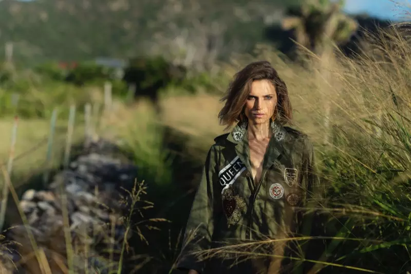 Cato Van Ee modela estilos de inspiración militar para ELLE Italia