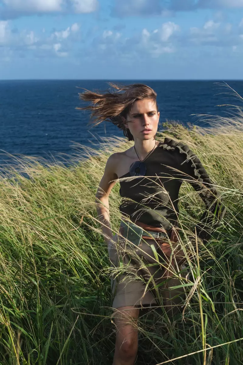 Cato Van Ee modela estilos de inspiración militar para ELLE Italia