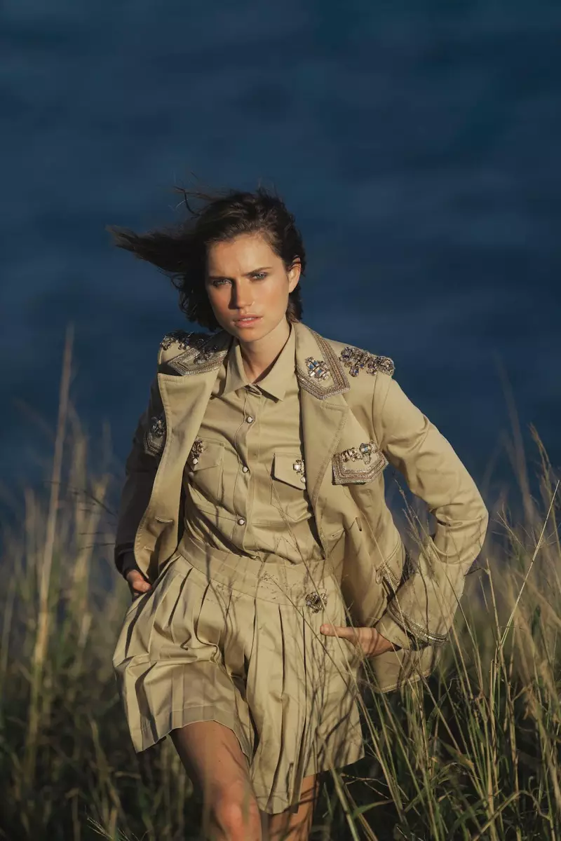 Cato Van Ee modela estilos de inspiración militar para ELLE Italia