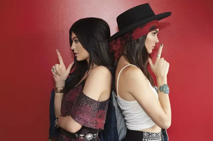 Kendall + Kylie Jenner Tnedija tal-Ġbir PacSun Ispirat tal-Punent