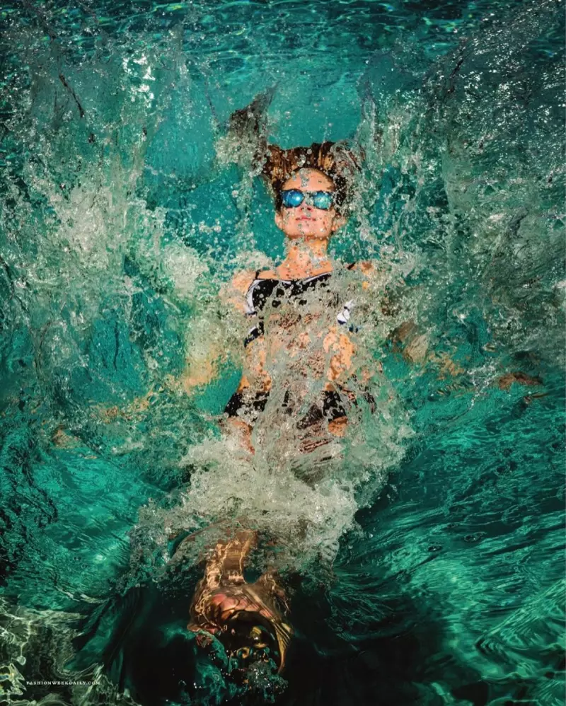 Lindsay Ellingson ชุดว่ายน้ำสีสันสดใสใน The Daily Summer