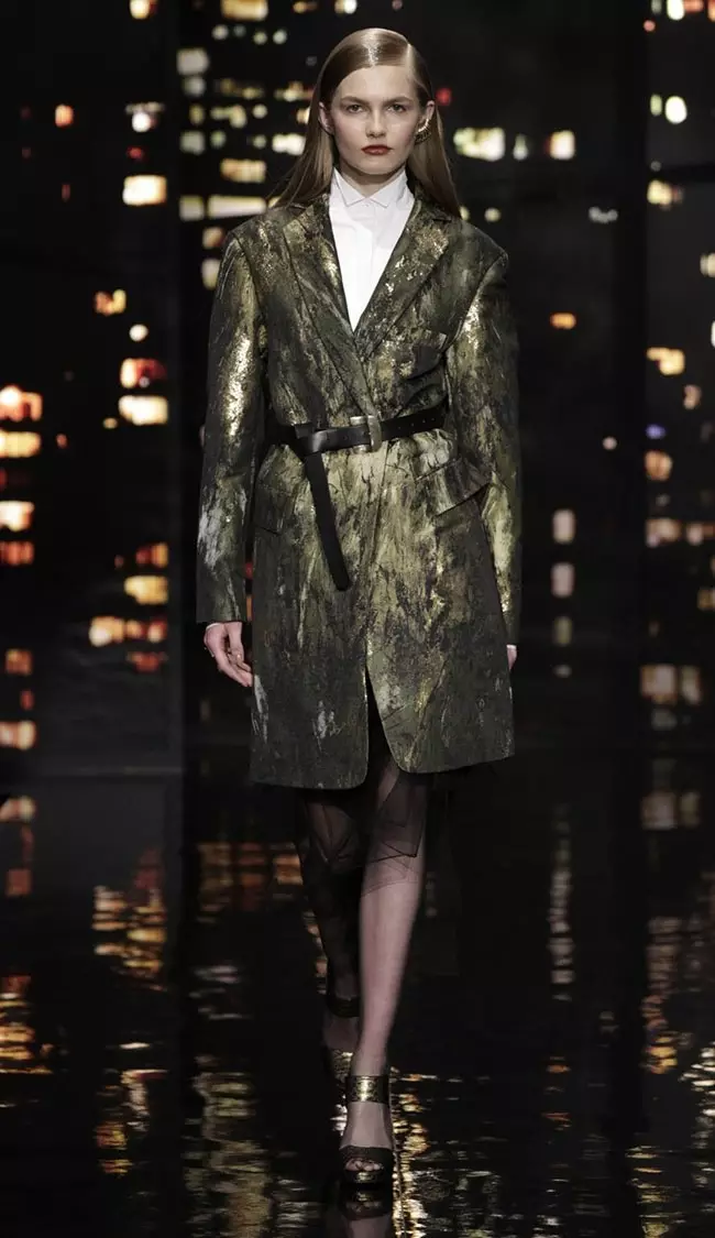 U-Donna Karan ubungaza i-New York City nge-Black & Gold Looks yekwindla ka-2015