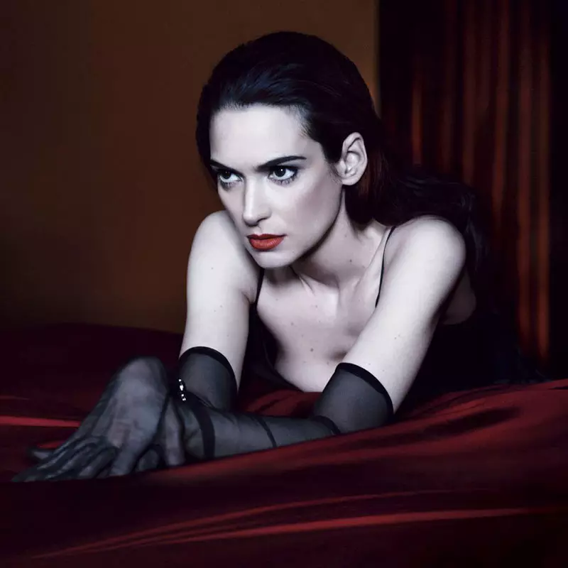 Winona Ryder wird dunkel für das Mai 2013-Cover des Interview Magazine