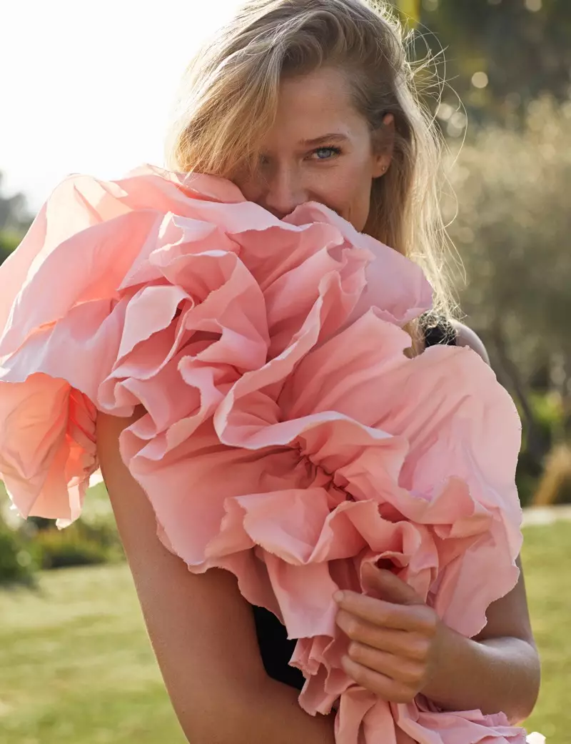 Toni Garrn 為西班牙 ELLE 打造夏季時尚
