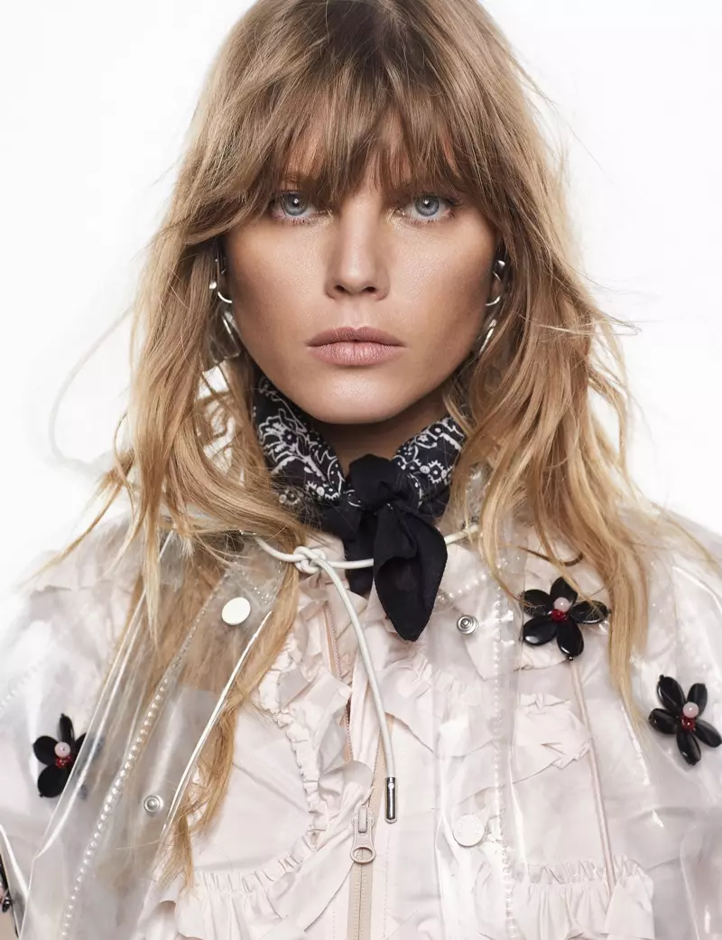 Maryna Linchuk posa con looks casual cool para ELLE España