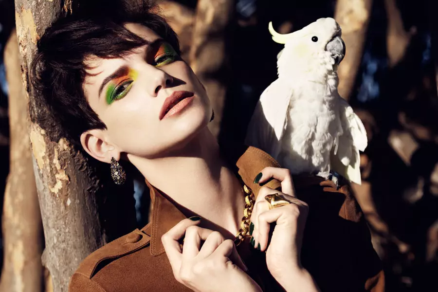 Jessica Pitti Faigheann Feathered for Tatler Russia Meitheamh 2013 le Marcus Ohisson